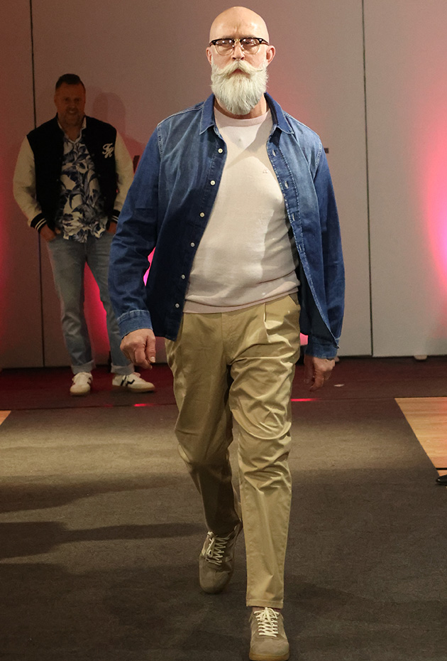 Casual Summer mit Denim-Hemd und Chino