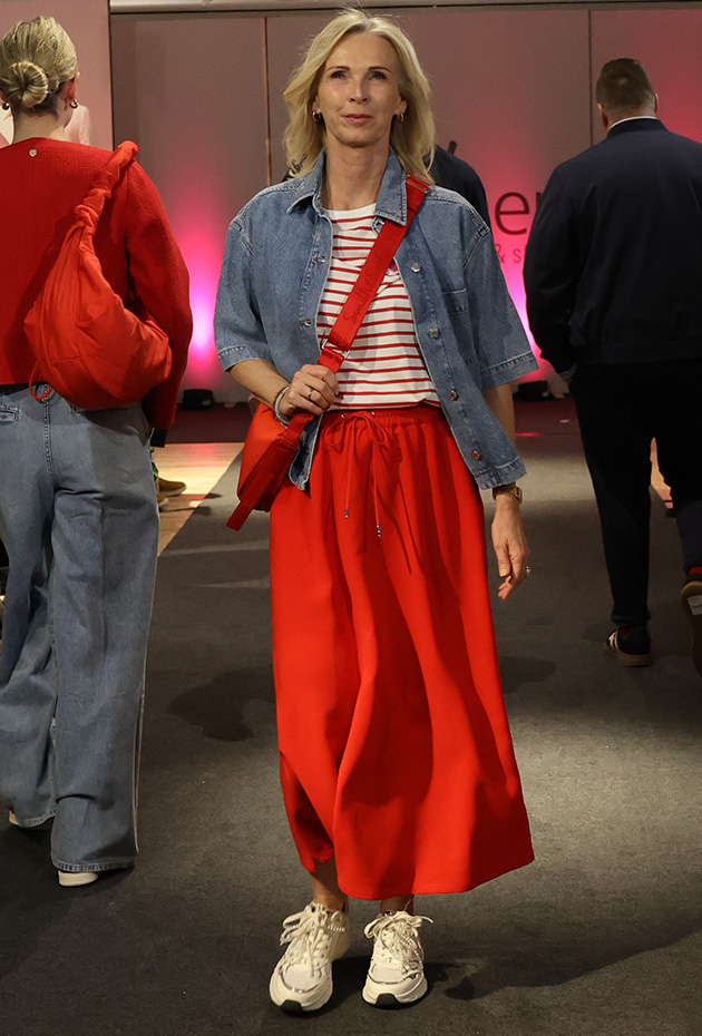 Red Mood - Sportiver City-Style mit Denim und Statement-Rock